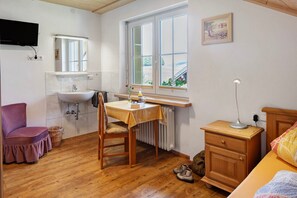 1 habitación, tabla de planchar con plancha, wifi gratis y ropa de cama 