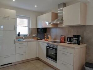 Kühlschrank, Mikrowelle, Ofen, Herdplatte