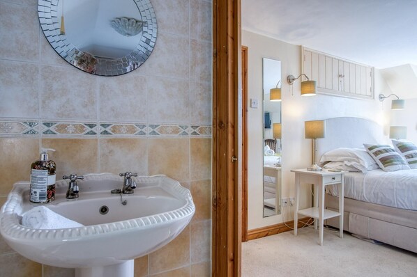 6 habitaciones, tabla de planchar con plancha, wifi y ropa de cama 
