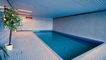 Indendørs pool, opvarmet pool