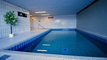 Piscina coperta, una piscina riscaldata