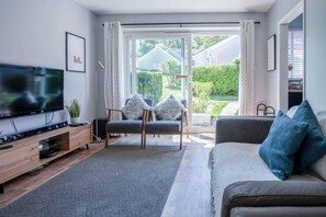 TV - Bayview 87 - 2 Bedroom Chalet - Bayview Oxwich (Swansea)