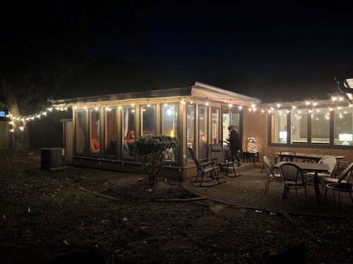 Cute 4-5 Bedroom Home with 2 Gorgeous Bathrooms Close to Stadium
