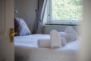 2 habitaciones, tabla de planchar con plancha y ropa de cama 