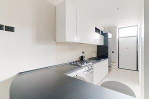 Fridge, microwave, oven, stovetop - GuestHost - Comfortable 70 sqm apartment located on the first floor of a building without a lift. The accommodation can accommodate up to 4 people and is equipped with all comforts.The property is located a few steps from Parco Trotter, a large public pa (Milano)