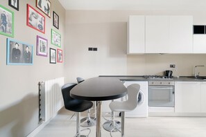 Fridge, microwave, oven, stovetop - GuestHost - Comfortable 70 sqm apartment located on the first floor of a building without a lift. The accommodation can accommodate up to 4 people and is equipped with all comforts.The property is located a few steps from Parco Trotter, a large public pa (Milano)