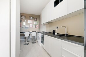Fridge, microwave, oven, stovetop - GuestHost - Comfortable 70 sqm apartment located on the first floor of a building without a lift. The accommodation can accommodate up to 4 people and is equipped with all comforts.The property is located a few steps from Parco Trotter, a large public pa (Milano)