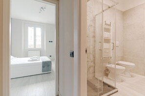 Regadera, secadora de cabello, bidet, toallas 