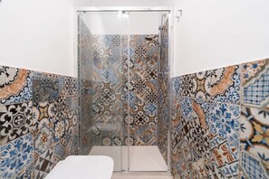 Douche, sĂšche-cheveux, bidet, serviettes fournies