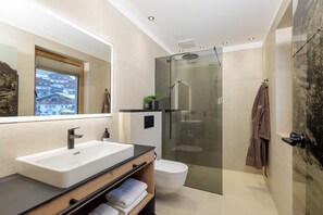 Een douche, een haardroger, handdoeken