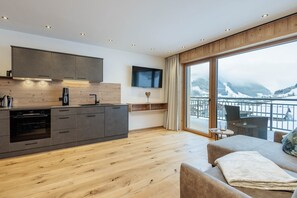 TV - Holiday Apartment 'Mountain Suite No°201' with Mountain View, Balcony and Wi-Fi (Großarl)