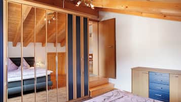 1 slaapkamer, een strijkplank/strijkijzer, gratis wifi, beddengoed