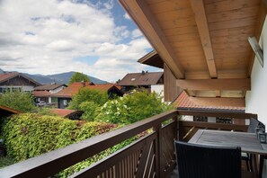 Outdoor dining - Apartment 'Gallist' with Mountain View, Balcony and Wi-Fi (Oberammergau)