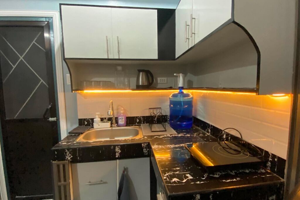 Fridge, stovetop, electric kettle, cookware/dishes/utensils
