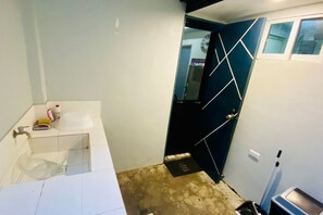 Een haardroger, een bidet, handdoeken