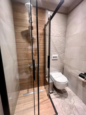 Dusche, Handtücher, Seife, Toilettenpapier