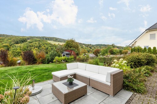 Ferienwohnung 'Fischer' mit Bergblick, privater Terrasse und Wi-Fi