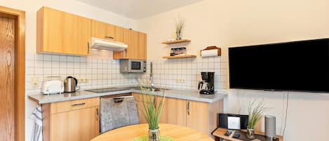Een koelkast, een magnetron, een oven, een koffiezetapparaat/waterkoker
