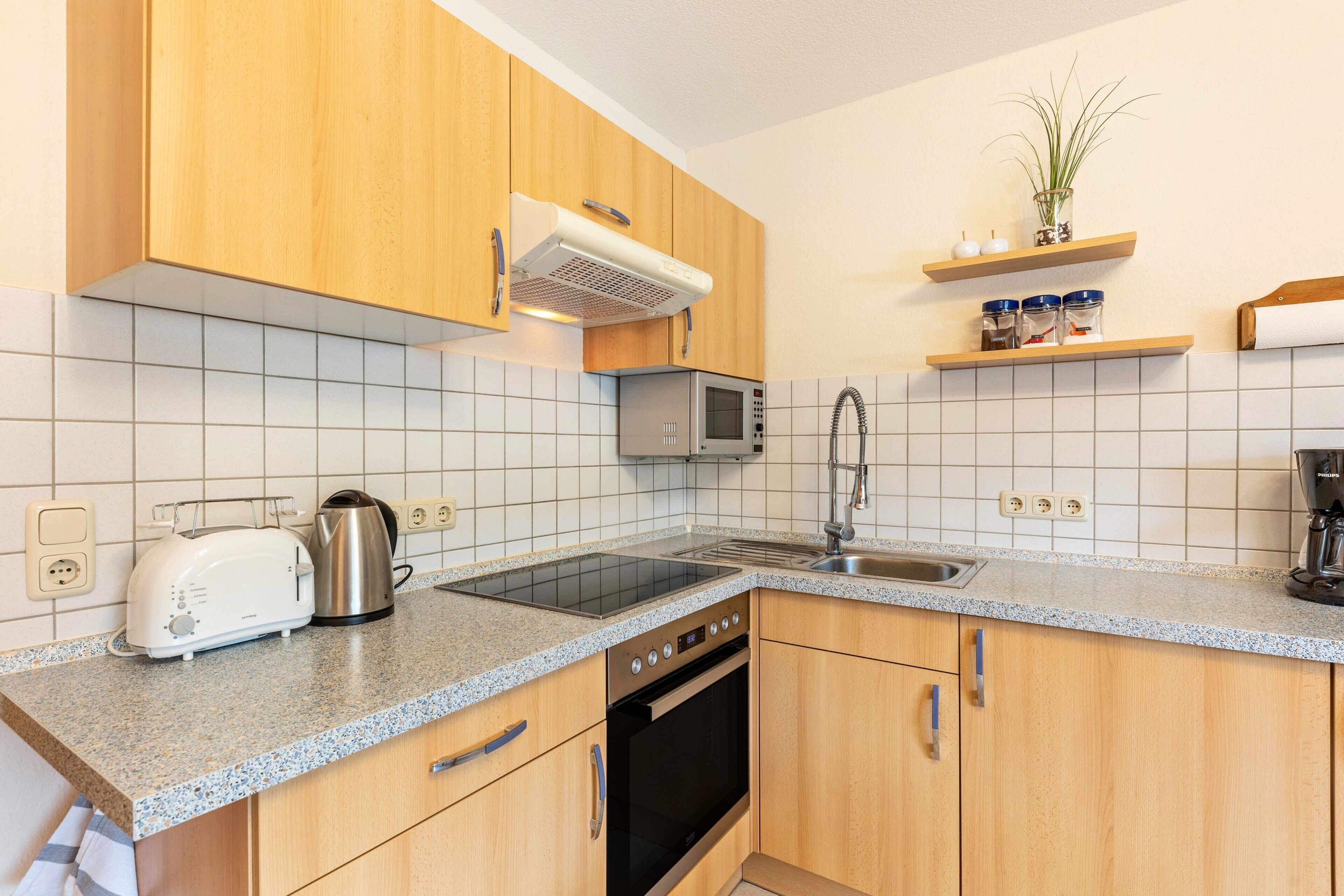 Kjøleskap, mikrobølgeovn, ovn og kaffetrakter/tekoker