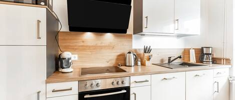 Køleskab, mikrobølgeovn, ovn, kogeplade