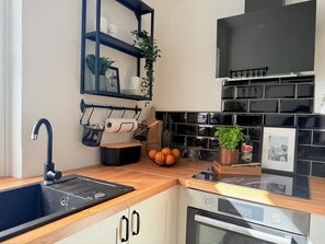 Jääkaappi, mikroaaltouuni, uuni, liesi