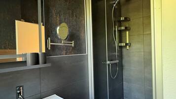 Ducha, secador de pelo, toallas