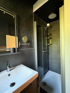 Douche, séchoir à cheveux, serviettes fournies