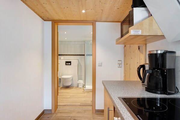 Een koelkast, een microgolfoven, een oven, een kookplaat