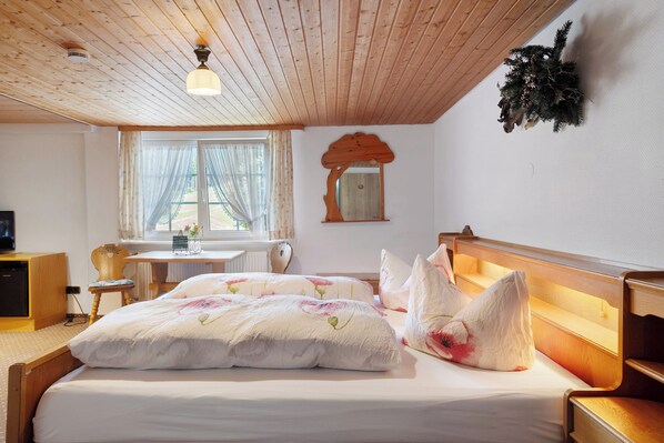1 bedroom, free WiFi, bed sheets - Room 'Nr 5' with Mountain View, Shared Terrace and Wi-Fi (Titisee-Neustadt)