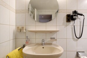Shower, hair dryer, towels - Room 'Nr 5' with Mountain View, Shared Terrace and Wi-Fi (Titisee-Neustadt)