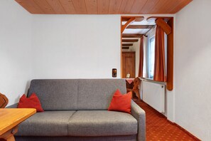 Een televisie en een tafeltennistafel