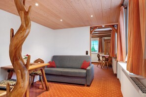TV, ping pong - Room 'Nr 4' with Mountain View, Shared Terrace and Wi-Fi (Titisee-Neustadt)