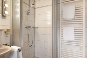 Douche, sèche-cheveux, serviettes fournies