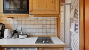 Refrigerador, microondas, parrilla de estufa y cafetera y tetera