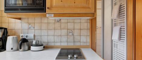 Kühlschrank, Mikrowelle, Herdplatte, Wasserkocher mit Kaffee-/Teezubehör