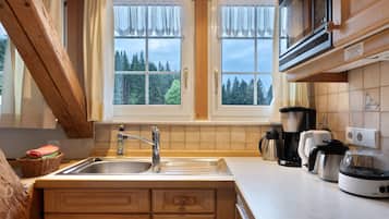 Kühlschrank, Mikrowelle, Herdplatte, Wasserkocher mit Kaffee-/Teezubehör