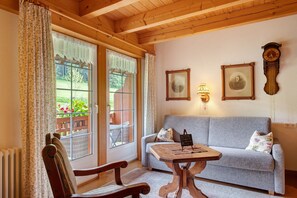 TV, ping pong - Apartment 'Nord' with Mountain View, Shared Terrace and Wi-Fi (Titisee-Neustadt)