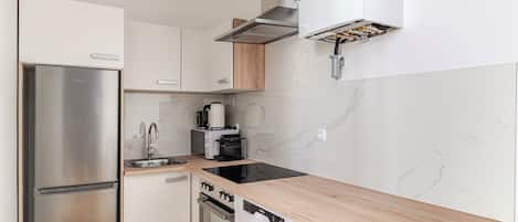 Een koelkast, een microgolfoven, een oven, een kookplaat