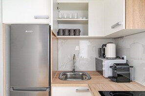 Een koelkast, een microgolfoven, een oven, een kookplaat