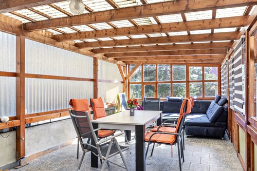 Ferienhaus 'Fewo Zum Huberts Schweinchen' mit Bergblick und Wi-Fi