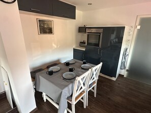 Dining - Apartment 'Josef' with Mountain View, Private Terrace and Wi-Fi (Lindlar)
