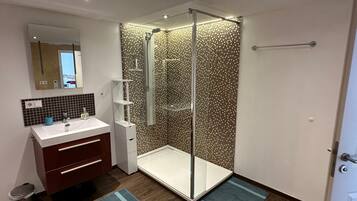 Douche, sĂšche-cheveux, serviettes fournies