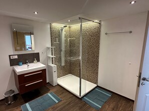 Shower, hair dryer, towels - Apartment 'Josef' with Mountain View, Private Terrace and Wi-Fi (Lindlar)