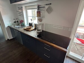 Fridge, microwave, oven, stovetop - Apartment 'Josef' with Mountain View, Private Terrace and Wi-Fi (Lindlar)