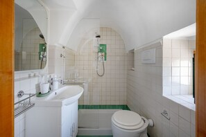 Dutxa, assecador de cabells, bidet i tovalloles 