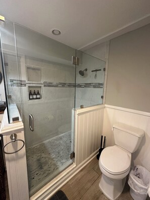 Dusche, Handtücher, Seife, Toilettenpapier