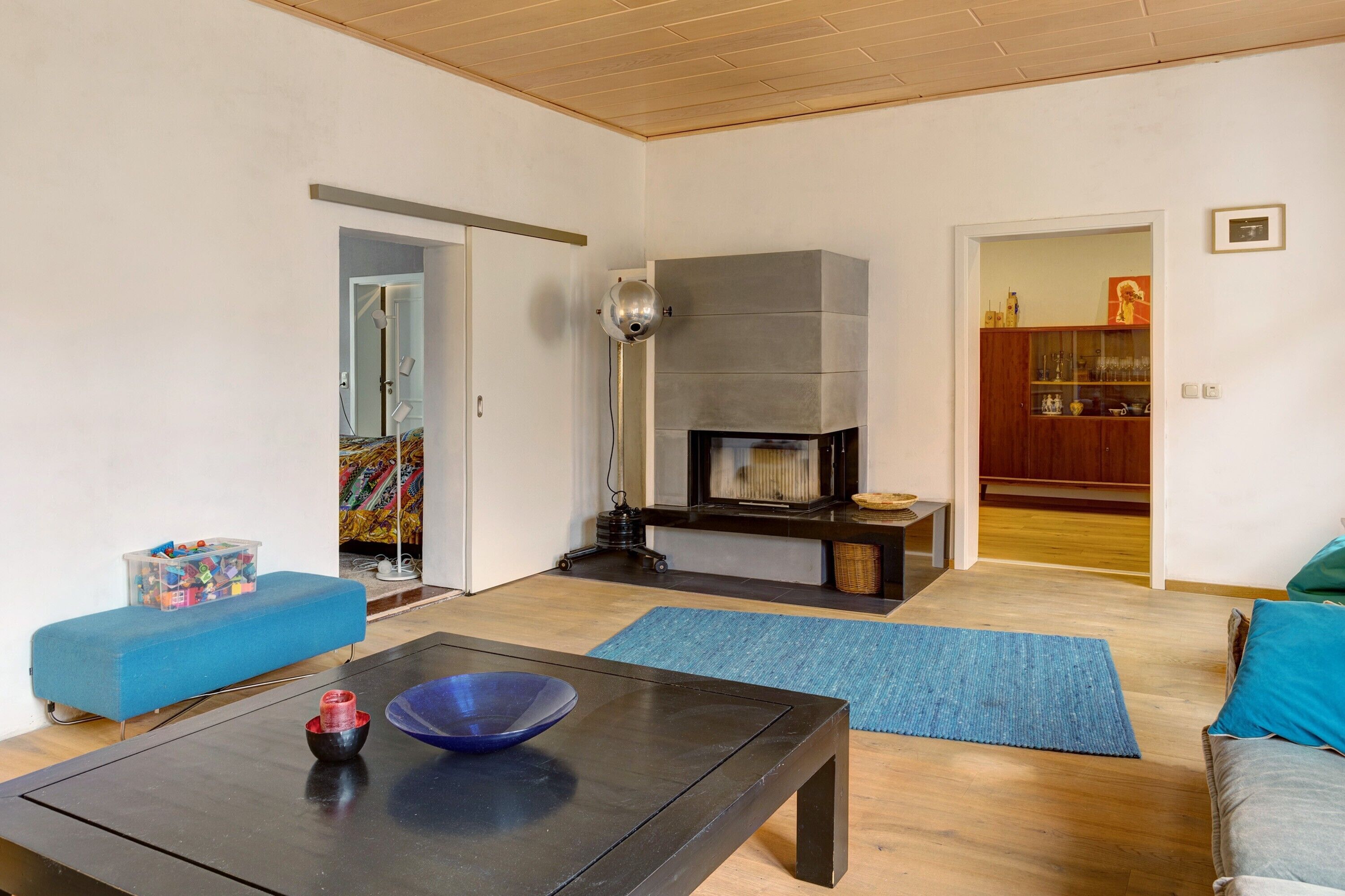 Televisión, chimenea y estéreo 