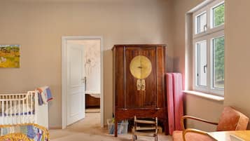 4 bedrooms, iron/ironing board, free WiFi, bed sheets