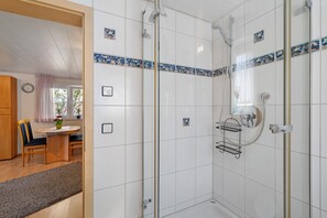 Douche, sèche-cheveux, serviettes fournies