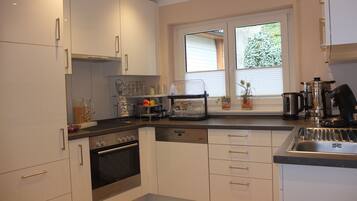 Een koelkast, een magnetron, een oven, een kookplaat